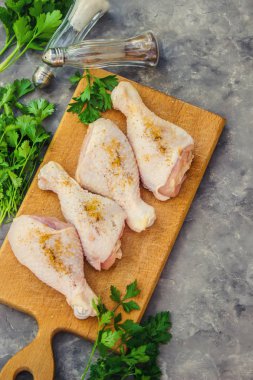 tavuk parçaları gemide. Yemek. Seçici odak.