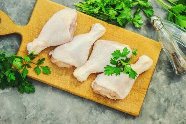 tavuk parçaları gemide. Yemek. Seçici odak.