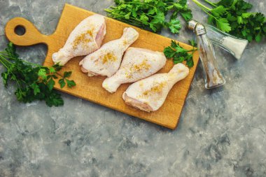 tavuk parçaları gemide. Yemek. Seçici odak.