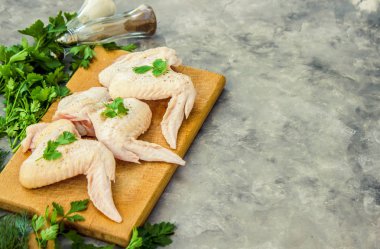 tavuk kanadı gemide. Yemek. Seçici odak.