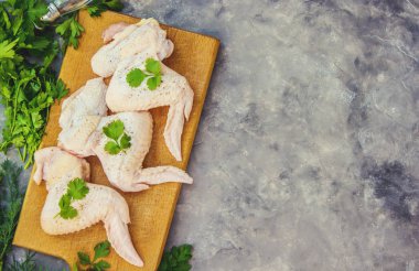 tavuk kanadı gemide. Yemek. Seçici odak.