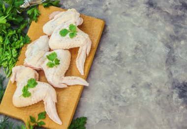 tavuk kanadı gemide. Yemek. Seçici odak.