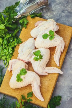 tavuk kanadı gemide. Yemek. Seçici odak.