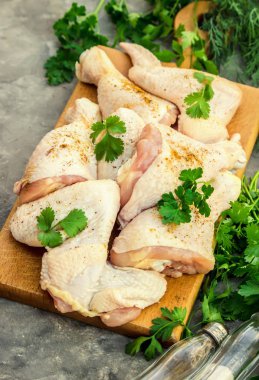 tavuk parçaları gemide. Yemek. Seçici odak.