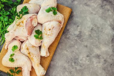 tavuk parçaları gemide. Yemek. Seçici odak.