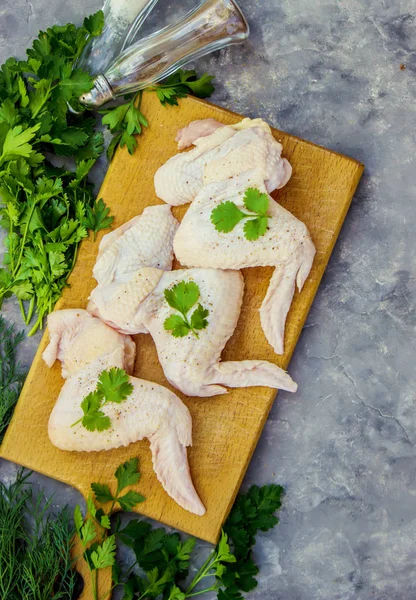 tavuk kanadı gemide. Yemek. Seçici odak.