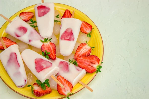 Crème glacée maison aux fraises. Concentration sélective . — Photo