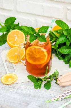 buzlu çay, limon ve nane. Seçici odak. 