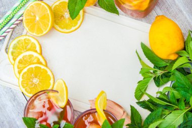 buzlu çay, limon ve nane. Seçici odak. 