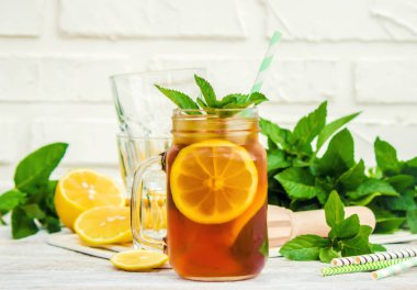 buzlu çay, limon ve nane. Seçici odak. 