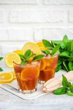 buzlu çay, limon ve nane. Seçici odak. 