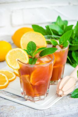 buzlu çay, limon ve nane. Seçici odak. 