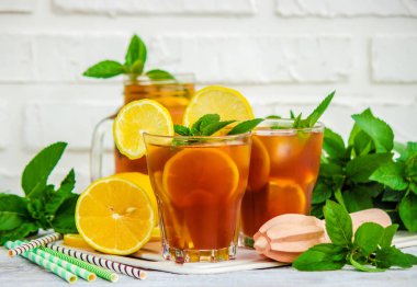 buzlu çay, limon ve nane. Seçici odak. 