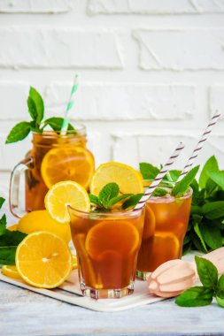 buzlu çay, limon ve nane. Seçici odak. 