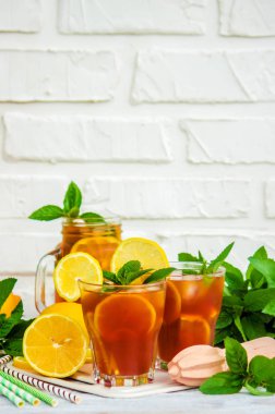 buzlu çay, limon ve nane. Seçici odak. 