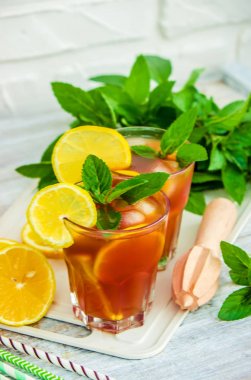buzlu çay, limon ve nane. Seçici odak. 