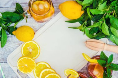 buzlu çay, limon ve nane. Seçici odak. 