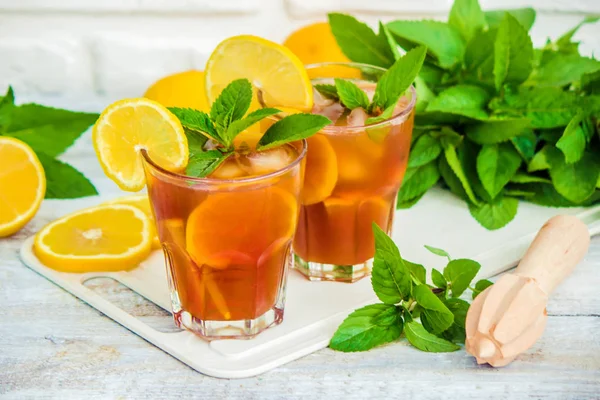 Té helado, limón y menta. Enfoque selectivo . —  Fotos de Stock