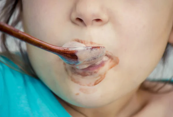Sorvete de chocolate come uma criança. foco seletivo . — Fotografia de Stock