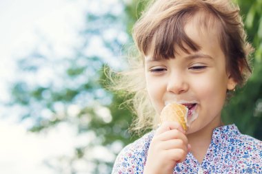 Çocuk dondurma yiyor. Seçici odak.