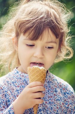 Çocuk dondurma yiyor. Seçici odak.