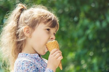 Çocuk dondurma yiyor. Seçici odak.