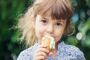 Çocuk dondurma yiyor. Seçici odak.