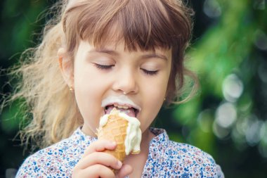 Çocuk dondurma yiyor. Seçici odak.
