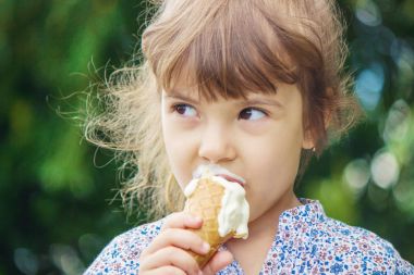 Çocuk dondurma yiyor. Seçici odak.