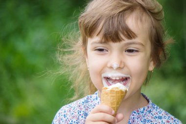 Çocuk dondurma yiyor. Seçici odak.