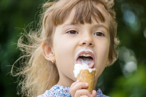 Das Kind isst Eis. Selektiver Fokus. — Stockfoto