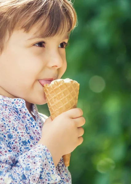 The child eats ice cream. Selective focus. — Stock Photo, Image