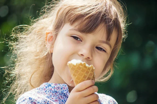 Das Kind isst Eis. Selektiver Fokus. — Stockfoto