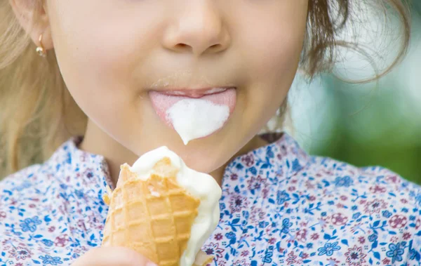 Das Kind isst Eis. Selektiver Fokus. — Stockfoto