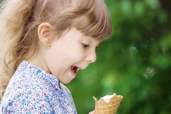 L'enfant mange de la glace. Concentration sélective . — Photo