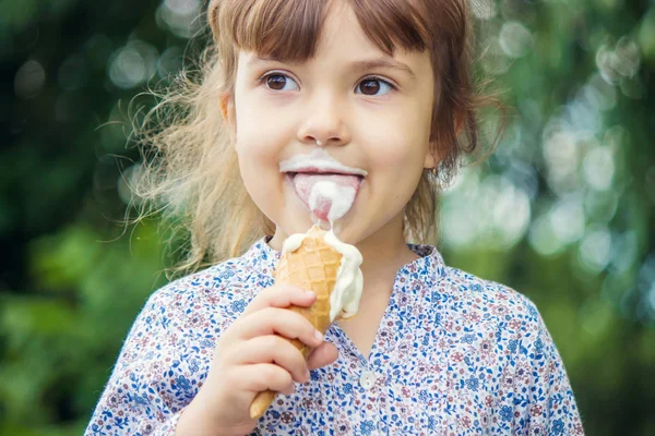 The child eats ice cream. Selective focus. — Stock Photo, Image