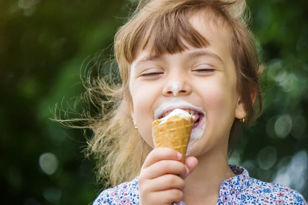 El niño come helado. Enfoque selectivo . — Foto de Stock