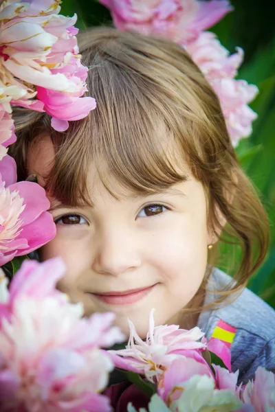 Çocuk portre çiçekler. Seçici odak — Stok fotoğraf