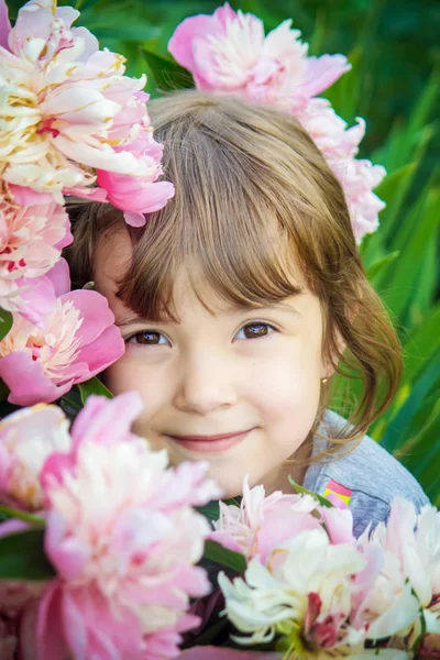 Kinderporträtblumen. Selektiver Fokus — Stockfoto