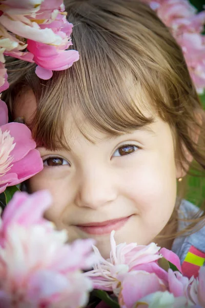 Kinderporträtblumen. Selektiver Fokus — Stockfoto