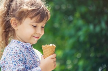 Çocuk dondurma yiyor. Seçici odak.