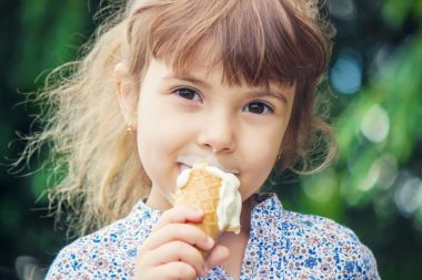 Çocuk dondurma yiyor. Seçici odak.