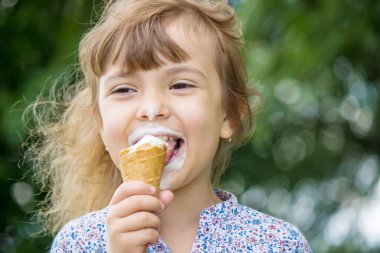Çocuk dondurma yiyor. Seçici odak.