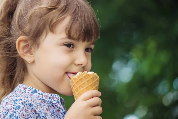 The child eats ice cream. Selective focus. — Stock Photo, Image