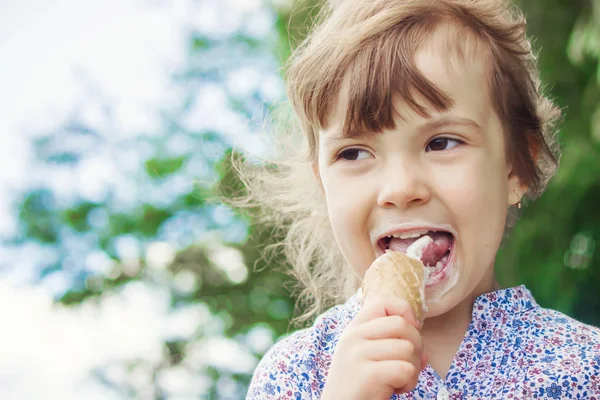 The child eats ice cream. Selective focus. — Stock Photo, Image