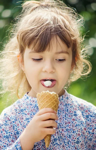 Das Kind isst Eis. Selektiver Fokus. — Stockfoto