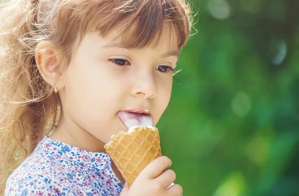 Das Kind isst Eis. Selektiver Fokus. — Stockfoto