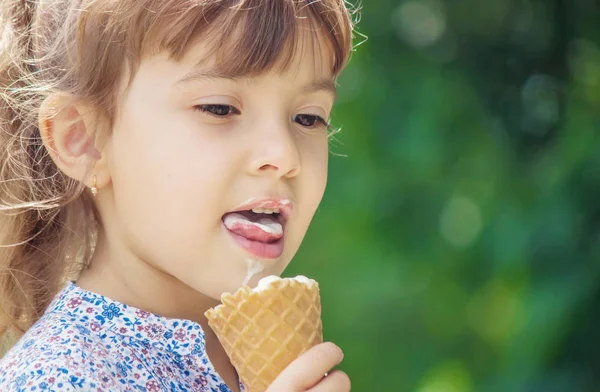 Das Kind isst Eis. Selektiver Fokus. — Stockfoto