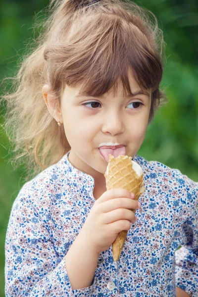 Il bambino mangia il gelato. Focus selettivo . — Foto Stock