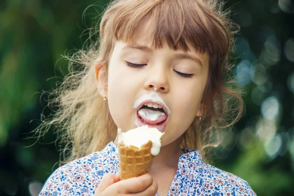 The child eats ice cream. Selective focus. — Stock Photo, Image